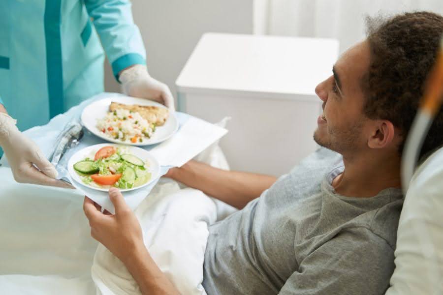 Sau mổ cột sống nên ăn gì, kiêng gì để sớm hồi phục?